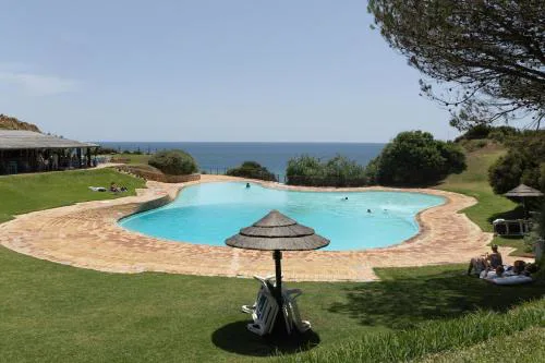 Prainha 2 bed Apt with Pool, Air con and Beach Access