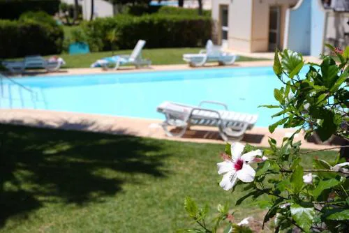 Spacious Portuguese flat with pool next to beach