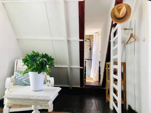 Studio Sleeps 2 with Free Parking