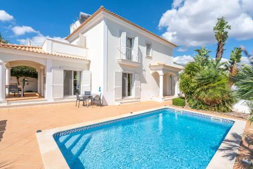 Captivating Villa 600M to Vau Beach