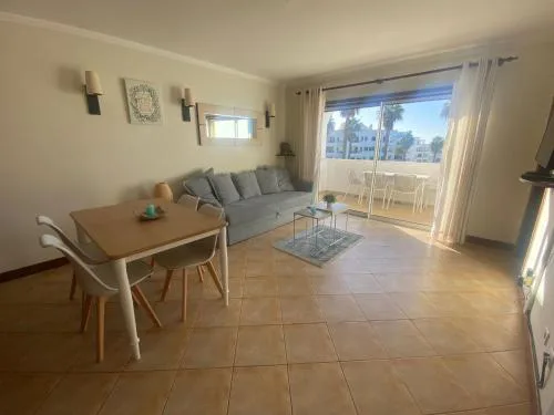 1-Bed - Sleeps 4 - Free Parking & Balcony