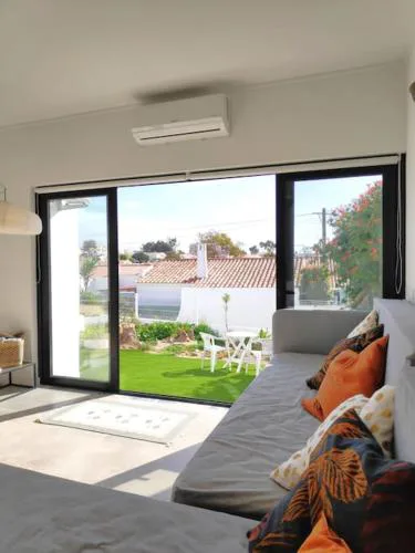 Airy 3br, AC, Garden, 2min Strip, 8min Oura Beach