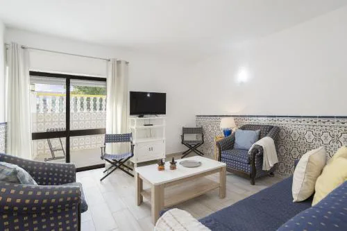 Areias de São João 2BR Apartment - Shared Pool & Terrace, by Hopstays