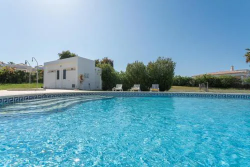 BnB Homes Large fully equipped Apartment with 2 bedrooms, swimming pool & patio