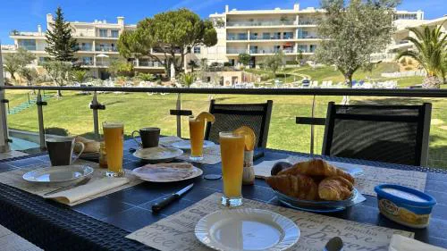 Charmant appartement, calme avec vue piscine, 1km de la plage, Olhos de Água