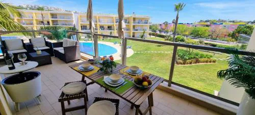 Charmant et Chaleureux Appartement avec Terrasse vue Piscine à 2 pas de la Marina