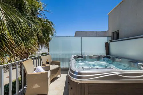 ELLE Design Villa by OCvillas - Private Heated Pool and Jacuzzi