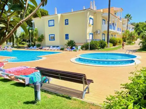 Flamingos Apartment with 2 swimming pool com check in e check out ao domingo em julho e agosto