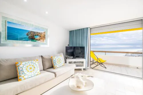 Luxurious Seaview Apartment with pool 5min Beach
