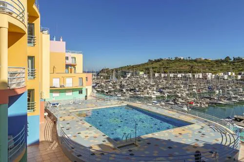 Marina Breeze Apartment with Pool - 900m from the Beach