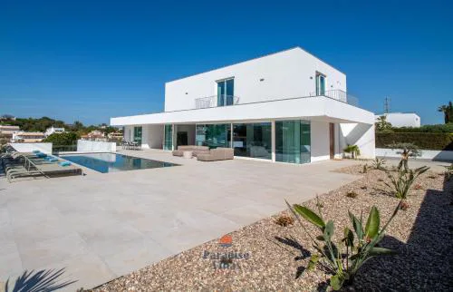 Modern 4-Bedroom Villa with Infinity Pool