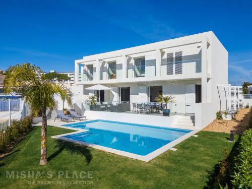 Modern 5BR Villa-Private Pool-Walk to Beach & Oura-10 Guests by Misha's Place