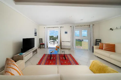 Newly Remodeled 2BD Brilliant Oura Strip 9min beach