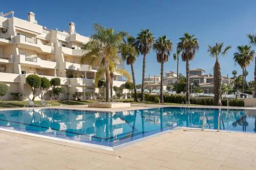 Palm Breeze Retreat in Albufeira w Pool and Balcony by Lisbeyond
