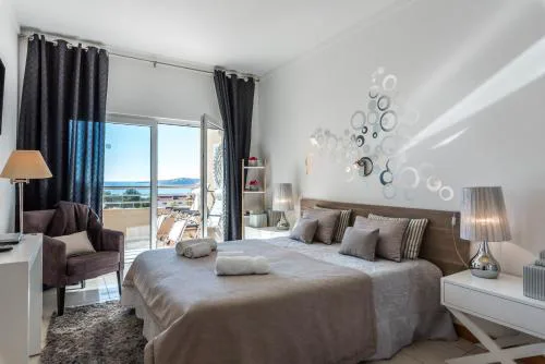 Stilysh 1BR Apartment Pool & Private Parking Walk to Beach 150m and city center Sleeps 4