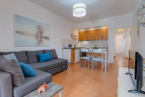 VILA MAGNA - Apart renovado para 4 com piscina e Ar condicionado
