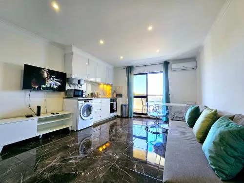 VILANOVA, T0 - Modern Flat at Oura Beach on The Strip with Balcony with view to the Pool, Pool access, Lift and Air Conditioning