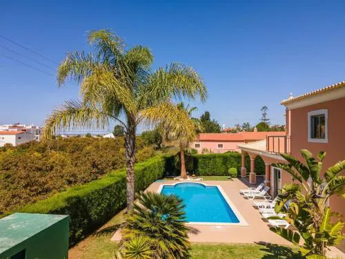 Villa Hugo - bright modern walk to restaurants