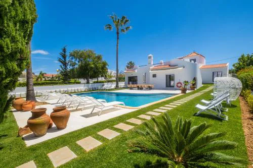 Villa Veiga - Luxury modern design with large beautiful garden