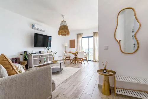 Seabreeze Apartment - Your Beachside Getaway by Lisbeyond