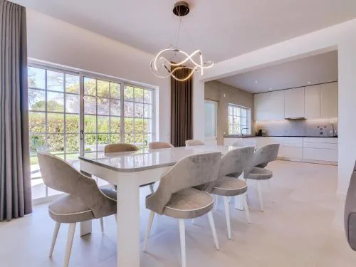 Casa Nuria com 4 quartos, piscina e churrasco em Vale do Lobo