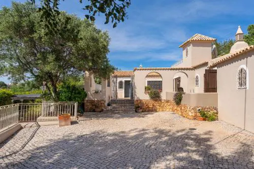 The Quinta - 3 Bedroom ensuite Villa, Swimming Pool, Beautiful Gardens, water features and lake