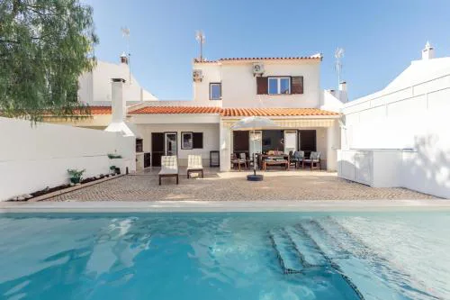 Modern Algarve Villa with Heated Pool and Beach Access