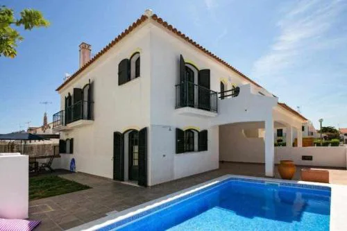 Vila com piscina e jardim privado