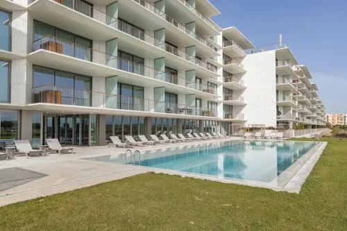 Bayline- Beachfront and Pool