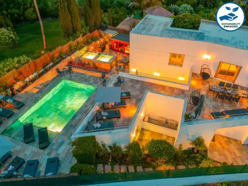 Villa Santa Rosa - Conforto e lazer com piscina e zona de jogos em Armação de Pêra
