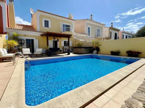 V4 moderno com Piscina - Burgau
