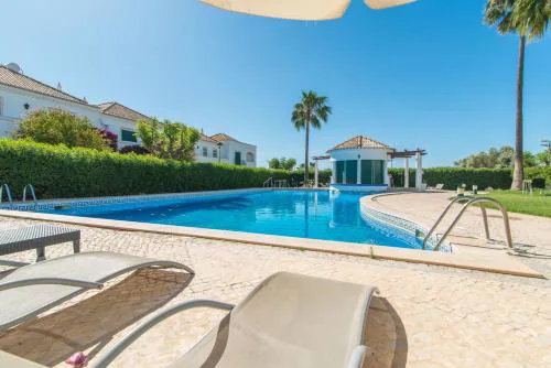 Casa Oceanus - 2BDR w Pool & Relaxing Balcony - 5 mins Downtown