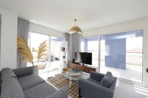 Luxury 2BR Apt, Terrace, Jacuzzi, Near Ria Formosa
