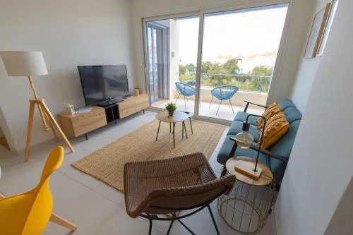 Premium Location 2BR Apt w- Pool, Gym & Balcony