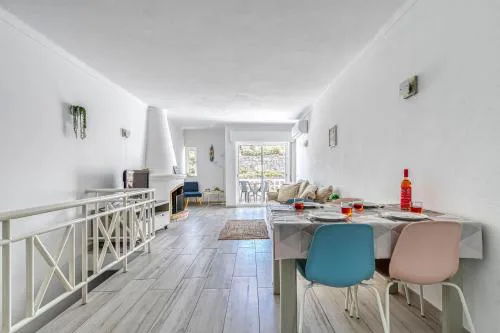 Azula - Bright and airy 2 bedroom apartment with p