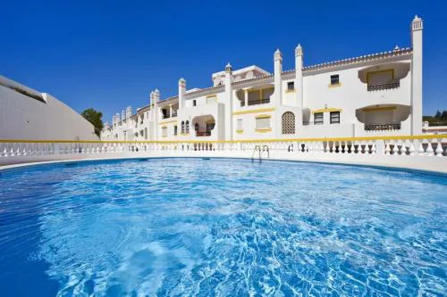 Central 2 bed apartment, terrace and shared pool