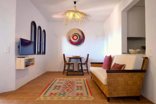 Cozy Beach Apartment W/ Sea View, Free Parking & AC