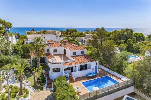 Villa Leoes by Villa Plus