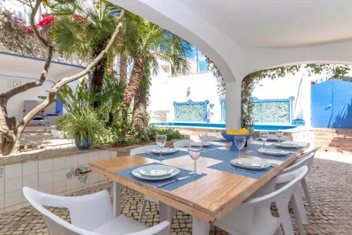 Villa Oasis Hidden Gem Heart of Village Pool Courtyard
