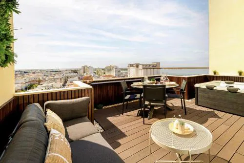 Top-Floor 2BR, Sea and city Views & Jacuzzi