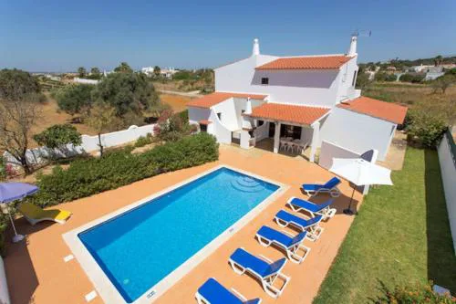 Casa Silver, Gale - Sleeps 9 close to amenities and beach!