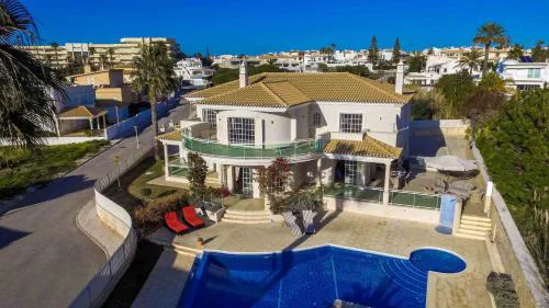 Luxury Villa with Private Pool, Gym & Leisure Room by Gale Beach LM25