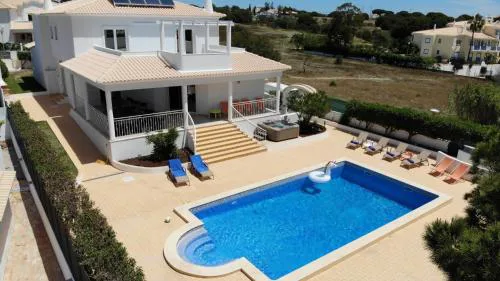 Villa Arquete 6 seat Jacuzzi 5 min walk to shops