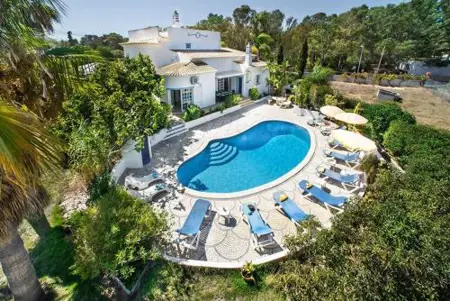 Villa Cabrita, Superb location, large villa, walk to restaurants, supermarkets beach