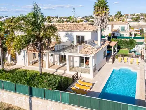 Villa Cordeiro - Heated Pool - Free wi-fi - Air Con