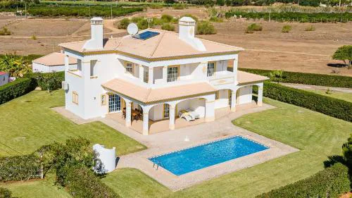 Villa Mina - Large house sleeps 9, walk to beach, golf and shops