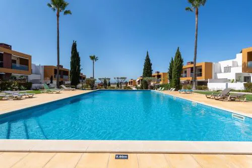 Vitismar II com piscina, jardim e garagem