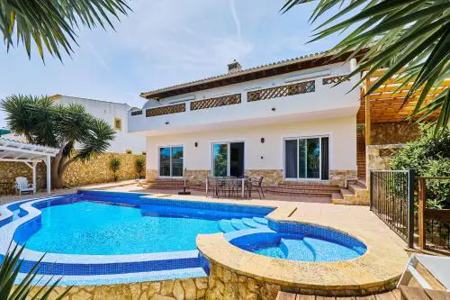 Lovely hugh villa close to beaches up to 10 sleeps