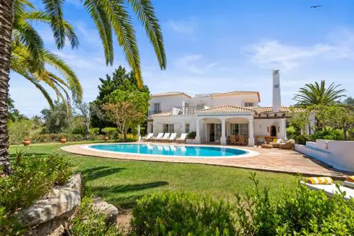 Peaceful 4BR villa on Gramacho golf resort w/ private pool