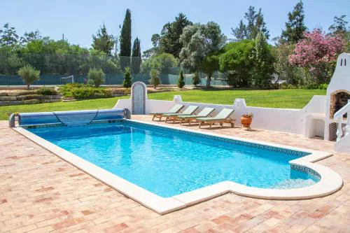 Portuguese Villa close to Carvoeiro with 5 Bedrooms, Pool, Tennis Court and close to Beach